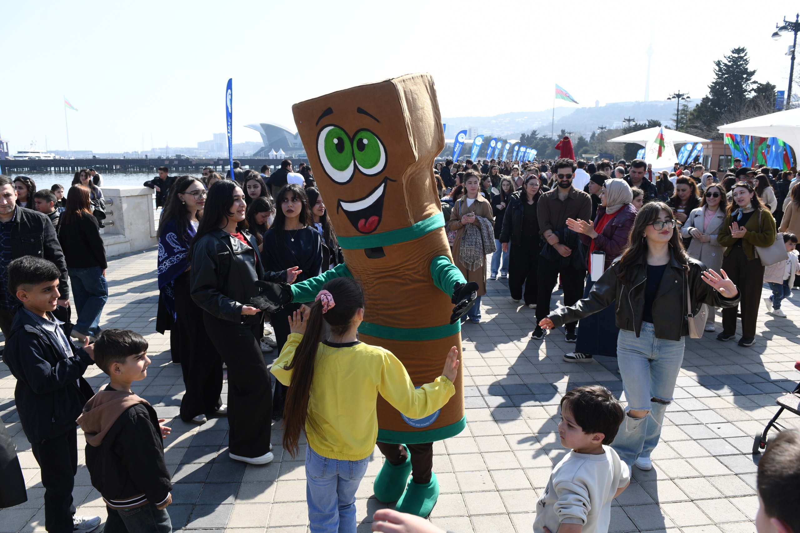 Bakıda Xəzərin suları avarçəkmə və yelkənli qayıqlarla bəzəndi (FOTO)